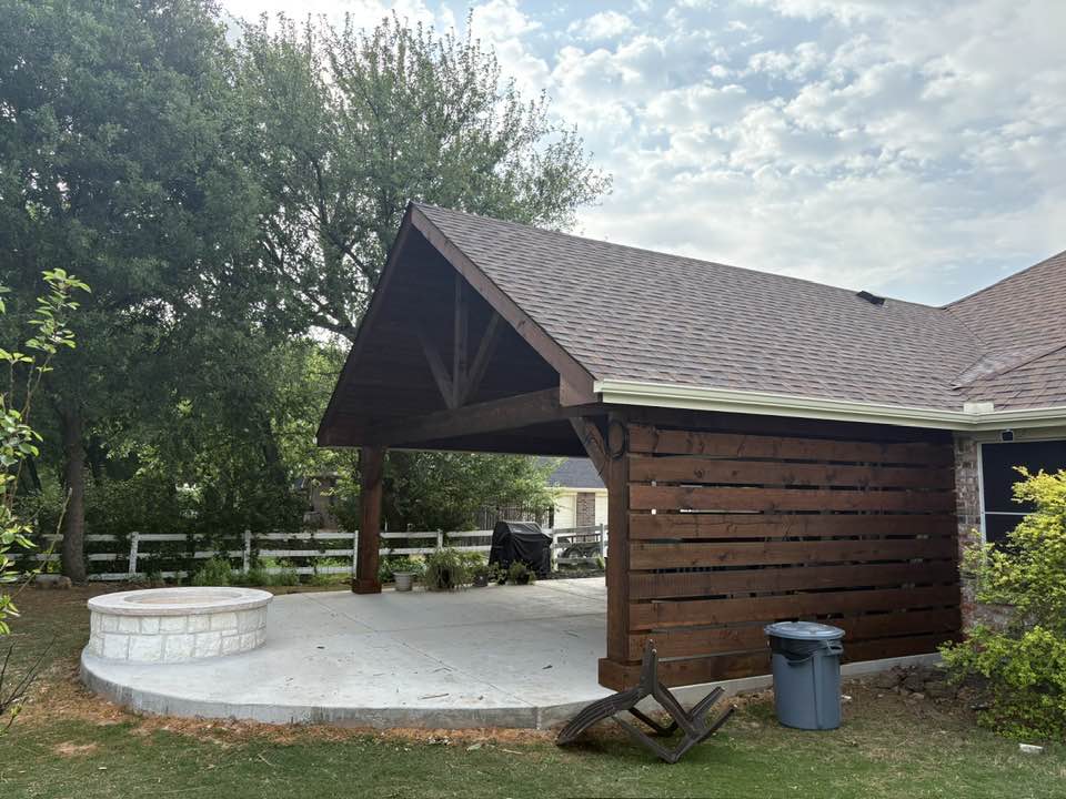 Side angle showing fire pit and horizontal slat screen